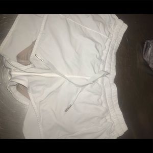 Size 10 Lululemon Hotty Hot Short 2.5 inch